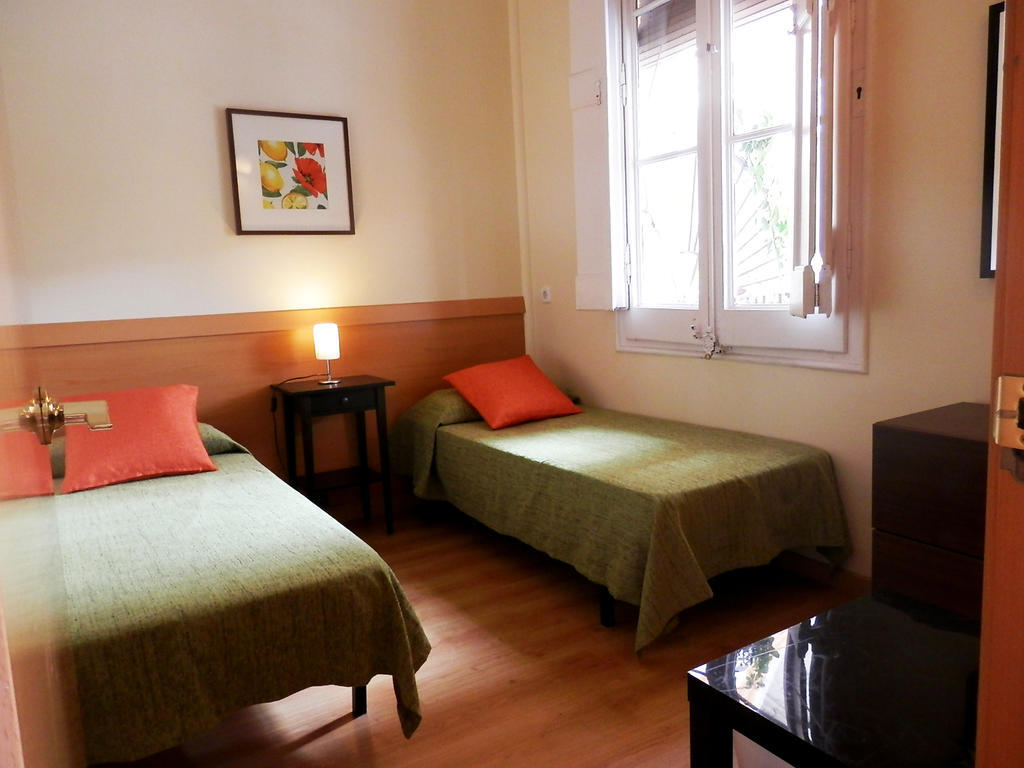Barcelona Central Garden Hostal Bilik gambar